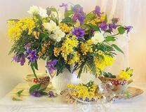 Букет из мимозы и колокольчиков в вазе